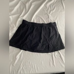 💖 4 for $25 sale 🎉 
Black skirt with slit and underwear lining
